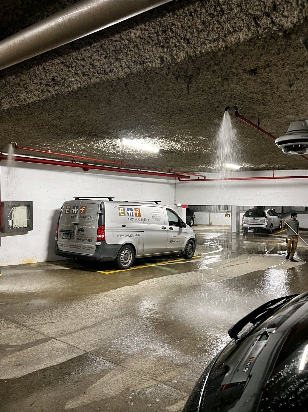 Fire sprinkler system flushing in an active parkade